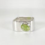 Anillo Cuadrado con peridoto ovalado, vista frontal