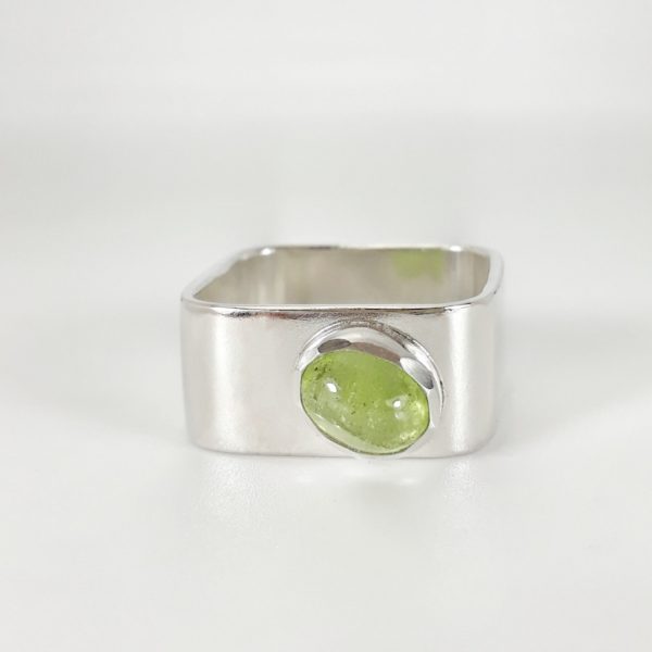 Anillo Cuadrado con peridoto ovalado, vista frontal