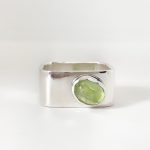 Anillo Cuadrado con peridoto ovalado, vista frontal