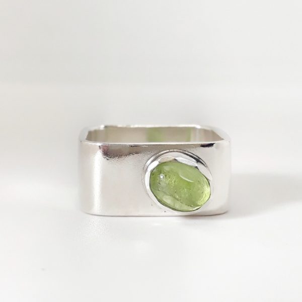 Anillo Cuadrado con peridoto ovalado, vista frontal