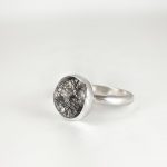 Anillo de Plata con Cuarzo Turmalinado Redondo. Vista lateral