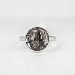 Anillo de Plata con Cuarzo Turmalinado Redondo. Vista frontal
