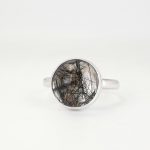 Anillo de Plata con Cuarzo Turmalinado Redondo. Vista frontal