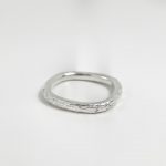Anillo de Plata martillada. Vista diagonal