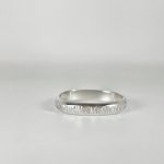 Anillo de Plata Fino Martillado. Vista lateral