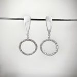 Aros colgantes de Plata. Forma de signo de exclamación. Vista frontal